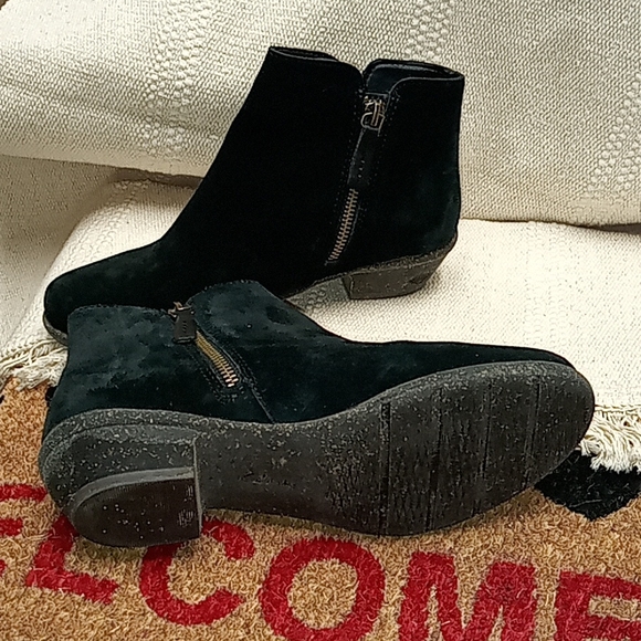 Black Suede booties Unstructured by Clarks - Picture 6 of 9
